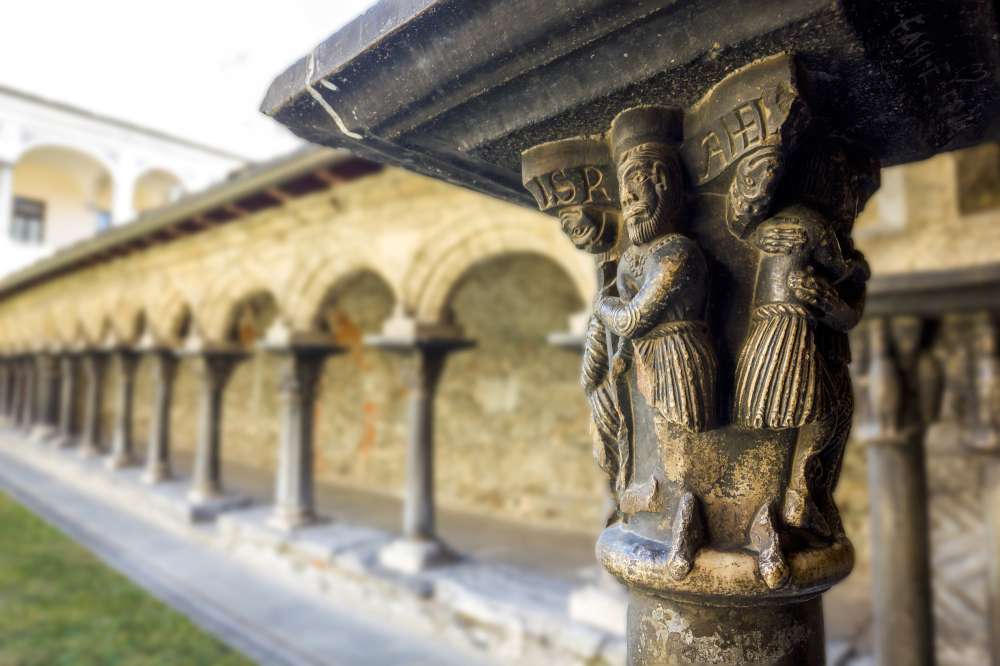 Il Chiostro romanico di Sant’Orso e l’antico mosaico